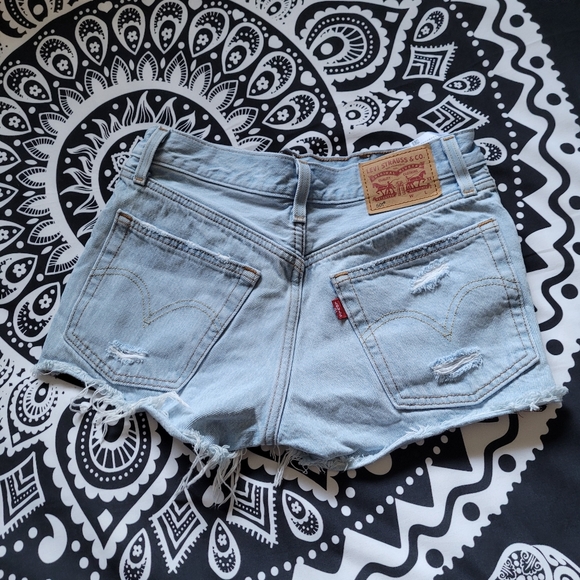 Levis distressed shorts - Picture 4 of 11